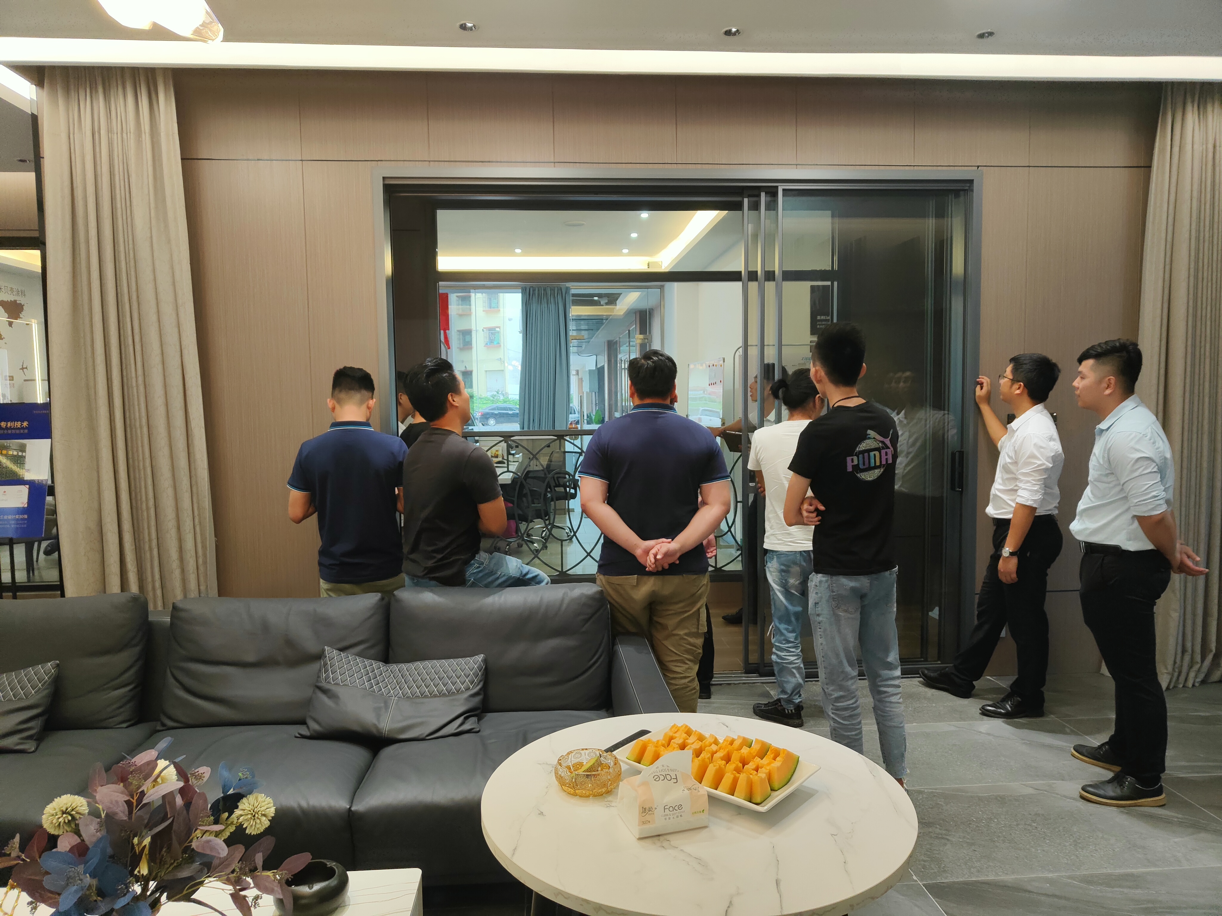 設計師觀摩智能升降欄桿